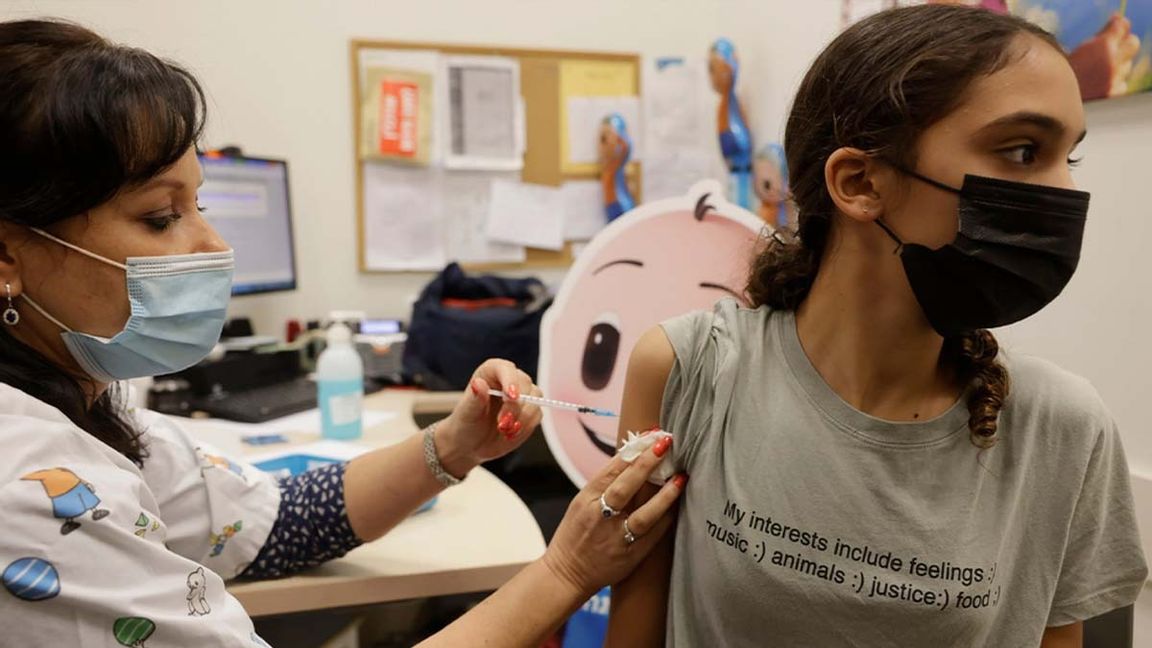 En flicka får covidvaccin på en klinik i Holon, Israel. Foto: Tsafrir Abayov/AP/TT