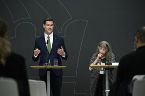 Migrationsminister Johan Forssell (M) håller pressträff och tar emot en utredning om asylprocessen. Vid hans sida står den särskilda utredaren Ingela Fridström. Fredrik Sandberg/TT