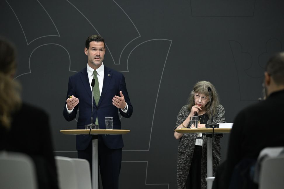 Migrationsminister Johan Forssell (M) håller pressträff och tar emot en utredning om asylprocessen. Vid hans sida står den särskilda utredaren Ingela Fridström. Fredrik Sandberg/TT