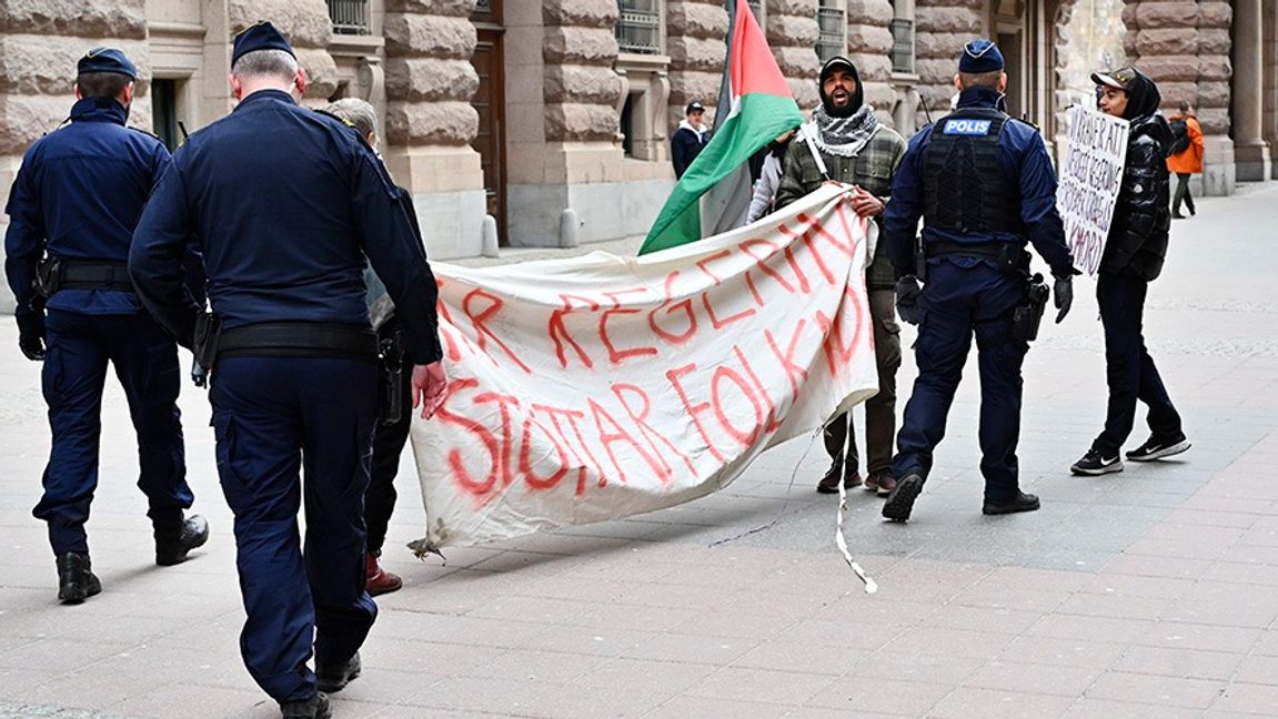 Polisen motar bort Palestinaaktivister utanför riksdagen på torsdagen. Foto: Anders Wiklund/TT