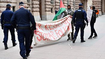 Polisen motar bort Palestinaaktivister utanför riksdagen på torsdagen. Foto: Anders Wiklund/TT