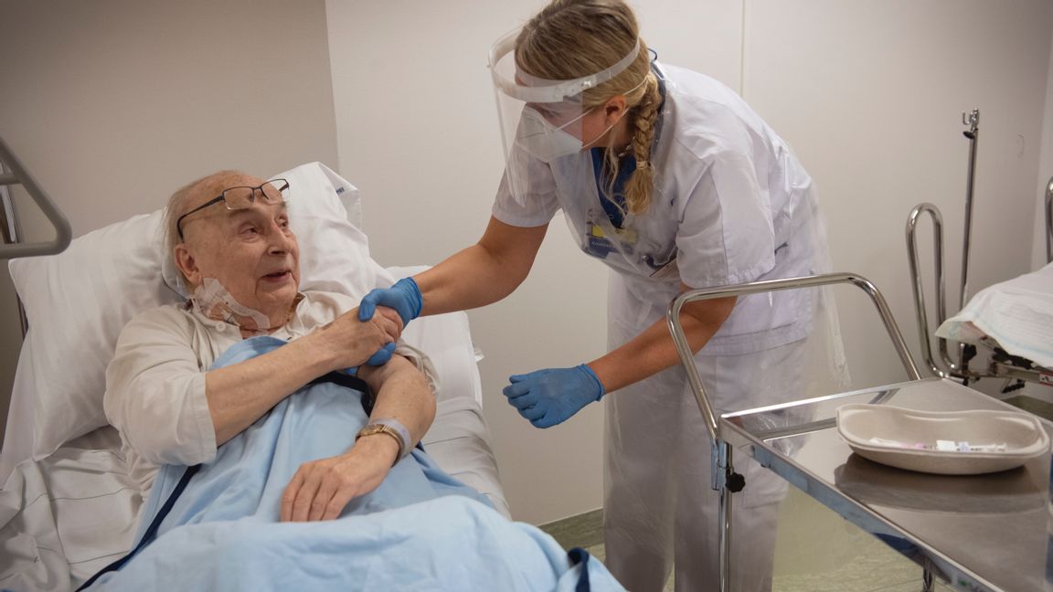 Karin Fischer Liddle avdelningschef infektionskliniken Akademiska Sjukhuset vaccinerar 84-årige Bruno Mörk, som blev den första i Uppsala att få det nya vaccinet mot covid-19 från Pfizers och BioNTech. Foto: Anders Wiklund/TT.