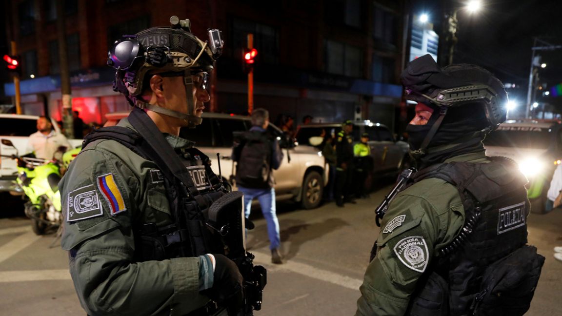 Polis utanför sjukhuset där Miguel Uribe vårdas. Foto: Jhon Wilson Vizcaino/AP/TT