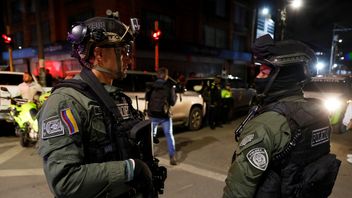 Polis utanför sjukhuset där Miguel Uribe vårdas. Foto: Jhon Wilson Vizcaino/AP/TT