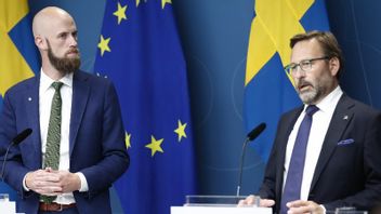 Minister för civilt försvar Carl-Oskar Bohlin och Mikael Östlund, kommunikationschef på Myndigheten för psykologiskt försvar, under en pressträff om den senaste tidens påverkanskampanjer mot Sverige. Foto: Mickan Palmqvist / TT /