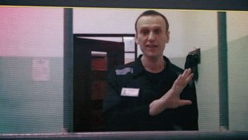 Den ryske oppositionspolitikern Aleksej Navalnyj under ett rättsligt framträdande i sitt tidigare fängelse. Arkivbild. Foto: ALEXANDER ZEMLIANICHENKO/AP/TT