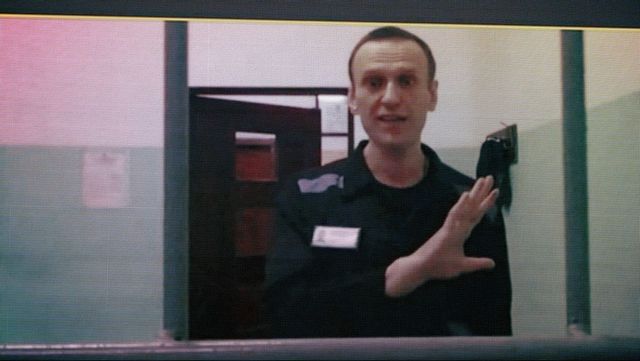 Den ryske oppositionspolitikern Aleksej Navalnyj under ett rättsligt framträdande i sitt tidigare fängelse. Arkivbild. Foto: ALEXANDER ZEMLIANICHENKO/AP/TT