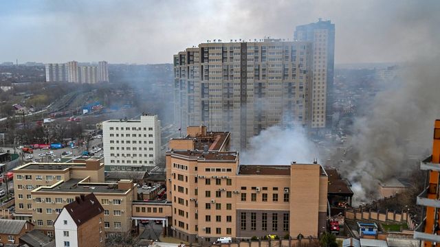 Byggnad tillhörande ryska säkerhetstjänsten i lågor. Foto: AP/TT