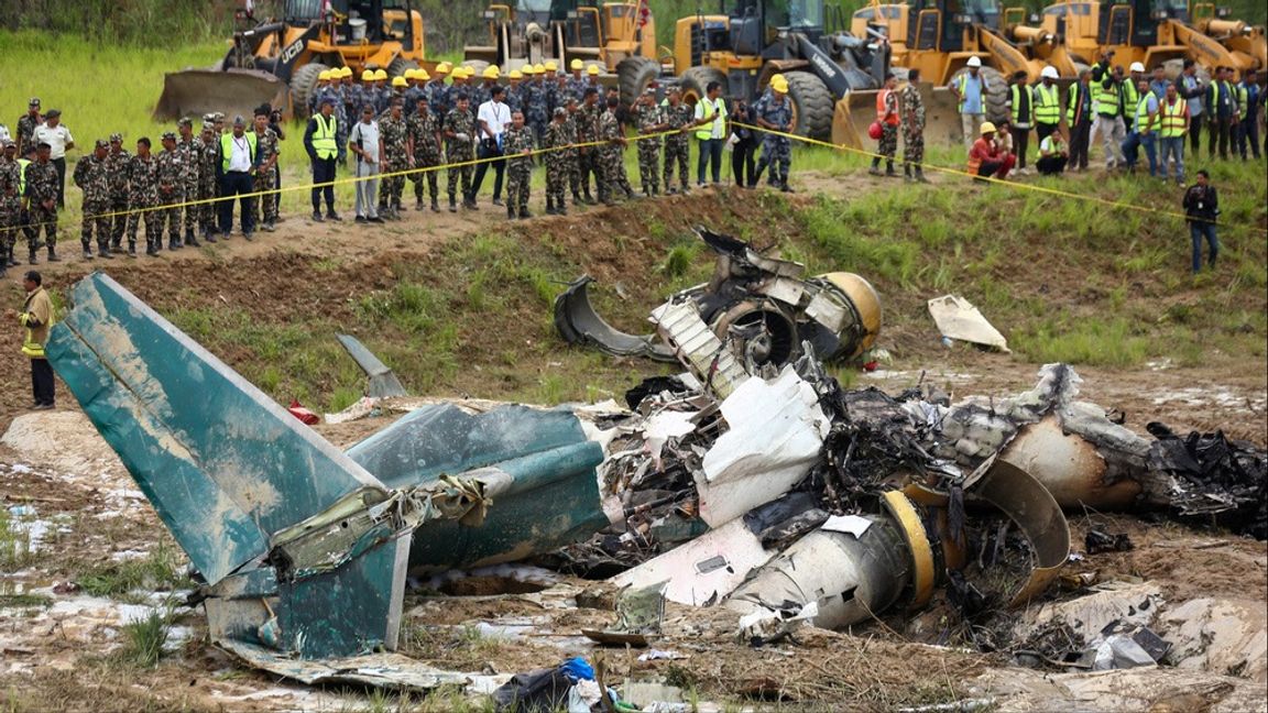 Nepalesiska soldater spärrar av platsen där flygplanet kraschade på onsdagen. Foto: SUJAN GURUNG/AP/TT