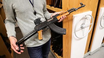 Vapnet byttes mot en replika så att det riktiga vapnet inte skulle kunna hamna i fel händer. Foto: Jeppe Gustafsson/TT