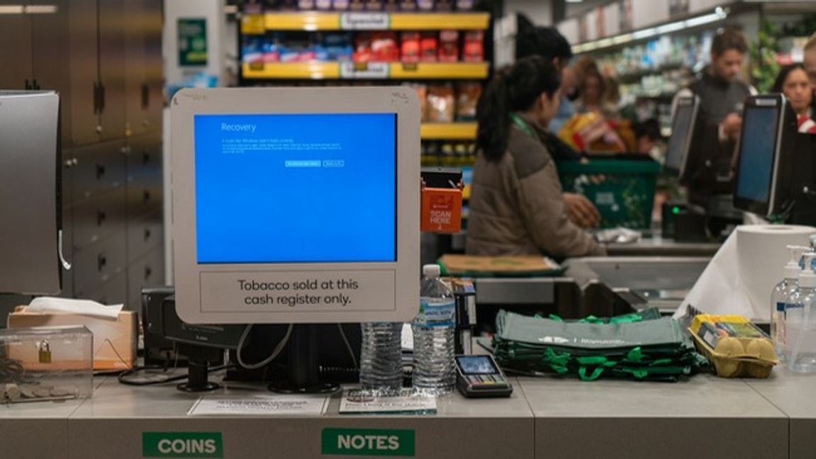 Ett problem hos cybersäkerhetsföretaget Crowdstrike har skapat teknikstrul världen över. Här en matbutik i Sydney, Australien. Foto: JONAS GRÖNVIK/AP/TT