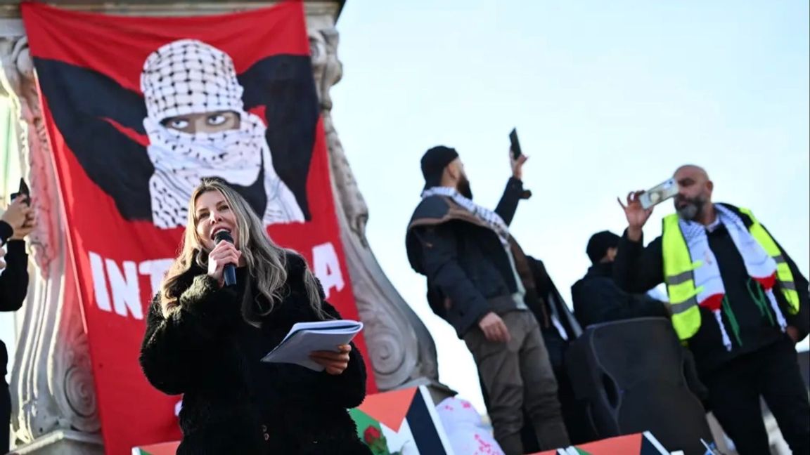 Kajsa Ekis Ekman talar vid en palestina-demonstration i Göteborg Foto: Björn Larsson Rosvall/TT