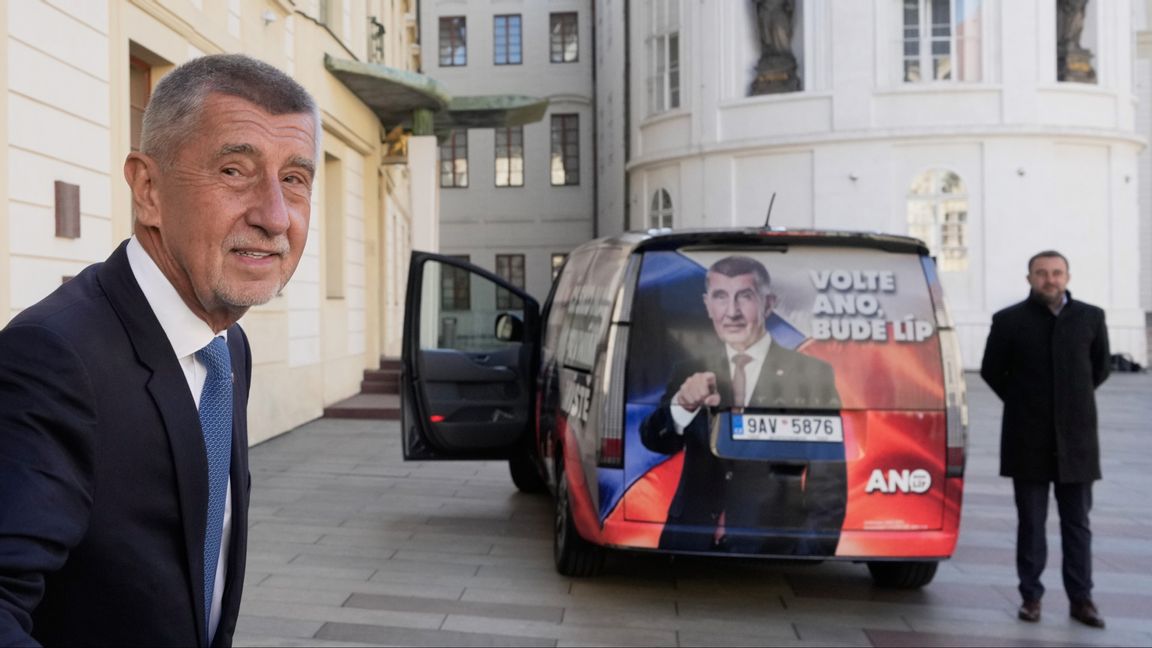 Partiledaren för det tjeckiska oppositionspartiet ANO, Andrej Babiš, lämnar ett möte med landets president Petr Pavel dagen efter att hans parti blivit störst i det tjeckiska parlamentsvalet. Foto: AP Photo/Darko Bandic