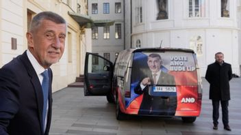 Partiledaren för det tjeckiska oppositionspartiet ANO, Andrej Babiš, lämnar ett möte med landets president Petr Pavel dagen efter att hans parti blivit störst i det tjeckiska parlamentsvalet. Foto: AP Photo/Darko Bandic