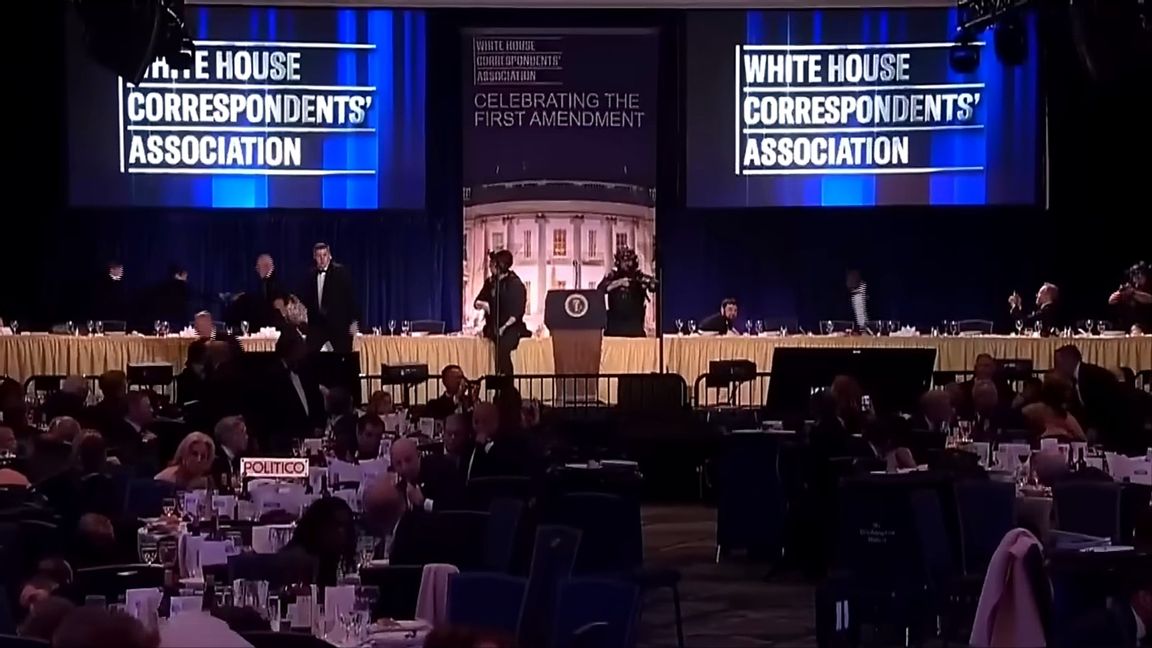 President Donald Trump evakuerades från den årliga middagen för Vita huset-korrespondenter i Washington DC efter att skott avlossats inne i byggnaden. Foto: Fakismil Youtube.