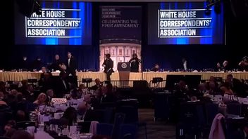 President Donald Trump evakuerades från den årliga middagen för Vita huset-korrespondenter i Washington DC efter att skott avlossats inne i byggnaden. Foto: Fakismil Youtube.