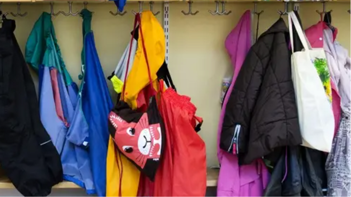 Enligt åtalet ska föräldrarna ha sytt in spårsändare i barnens jackor. Genrebild. Foto: Jessica Gow/TT