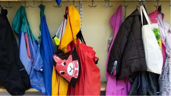 Enligt åtalet ska föräldrarna ha sytt in spårsändare i barnens jackor. Genrebild. Foto: Jessica Gow/TT