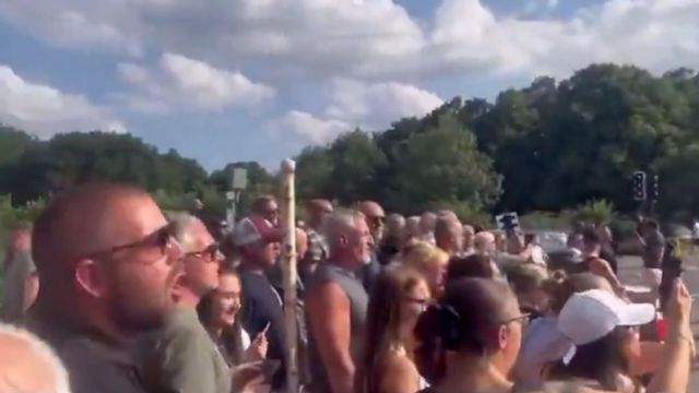 ”Protect our kids” ropar demonstranter utanför The Bell Hotel i Epping utanför London i fredags Foto från X