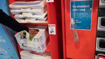 En skylt i en Icabutik i Sickla utanför Stockholm informerar om skatten på plastkassar i maj 2020. Foto: Fredrik Sandberg/TT.