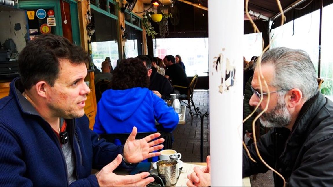 Jonathan Conricus, till vänster, intervjuas av Aron Flam på ett café i centrala Tel Aviv. Foto: Aron Flam