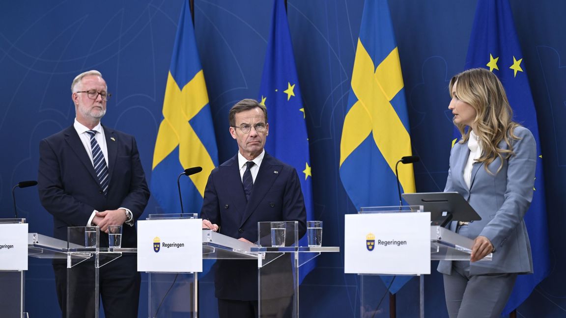Integrationsminister Johan Pehrson (L), statsminister Ulf Kristersson (M) och energi- och näringsminister Ebba Busch (KD). Foto: Pontus Lundahl/TT