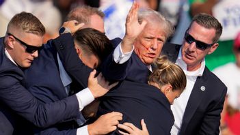 Republikanernas presidentkandidat Donald Trump besköts under ett kampanjmöte i Pennsylvania i lördags. Foto: Gene J. Puskar/AP/TT