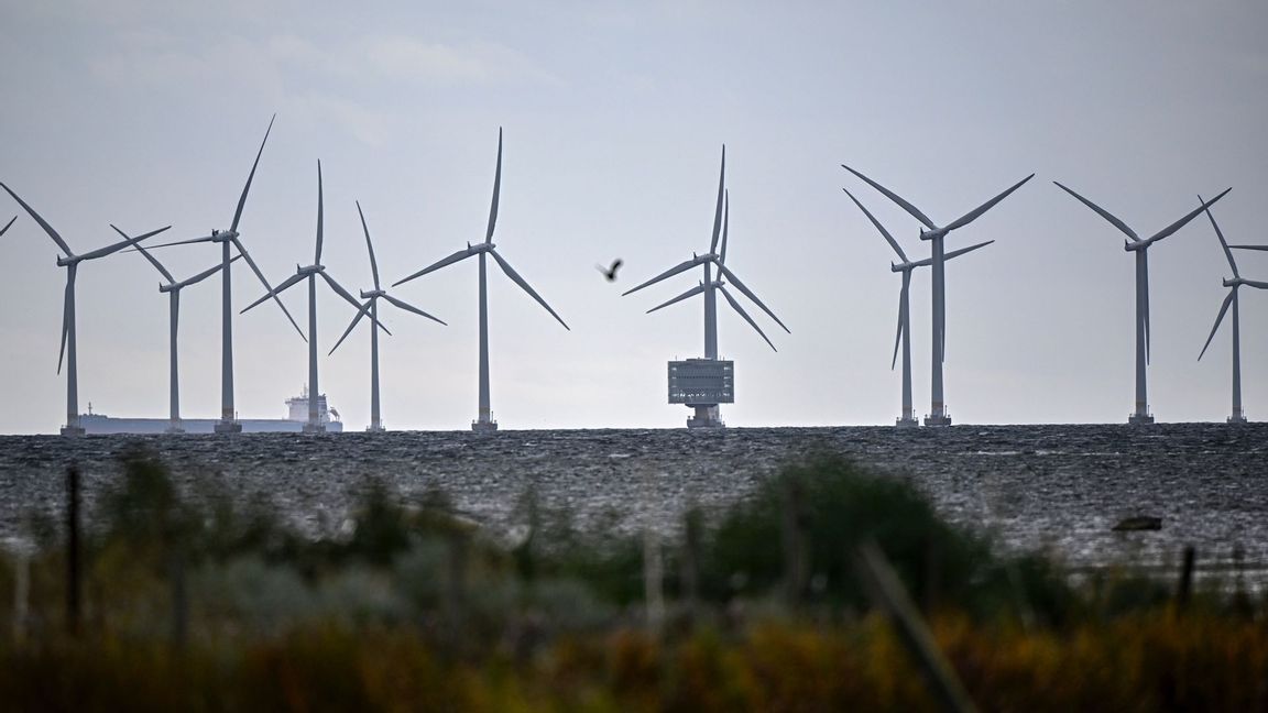 Det går trögt för svensk havbaserad vindkraft. Här är ett av de få projekten hittills, Lillgrund med 48 vindkraftverk utanför Bunkeflostrand söder om Öresundsbron. Foto: Johan Nilsson/TT