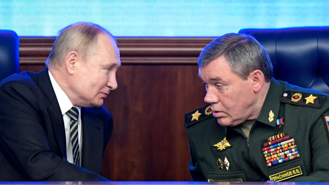 President Vladimir Putin och den ryska generalstabschefen Valery Gerasimov. Foto: Sergei Guneyev/AP/TT  