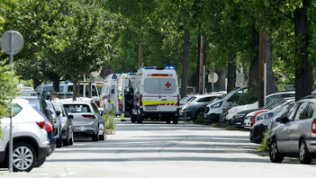 Graz, Österrike. En ambulansbil syns på en gata i närheten av skolan där en dödlig skjutning utspelade sig på tisdagsförmiddagen. Foto: Erwin Scheriau/AP/TT