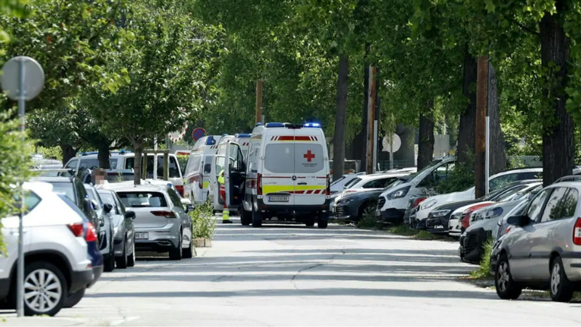 Graz, Österrike. En ambulansbil syns på en gata i närheten av skolan där en dödlig skjutning utspelade sig på tisdagsförmiddagen. Foto: Erwin Scheriau/AP/TT