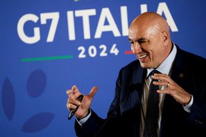 Italiens försvarsminister Guido Crosetto under en presskonferens vid lördagens G7-möte i Neapel. Alessandro Garofalo/AP/TT