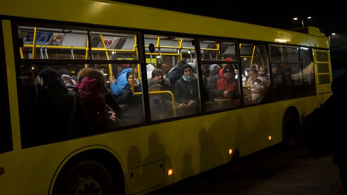 Människor evakueras med buss från Ukraina. Den här bilden togs i lördags i Lviv i västra Ukraina. Foto: Bernat Armangue/AP/TT