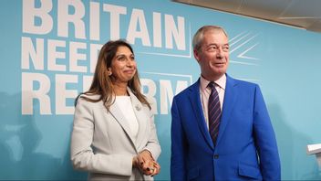 Förre Tory-ministern Suella Braverman med sin nye partiledare Nigel Farage. Foto: Jonathan Brady/AP/TT