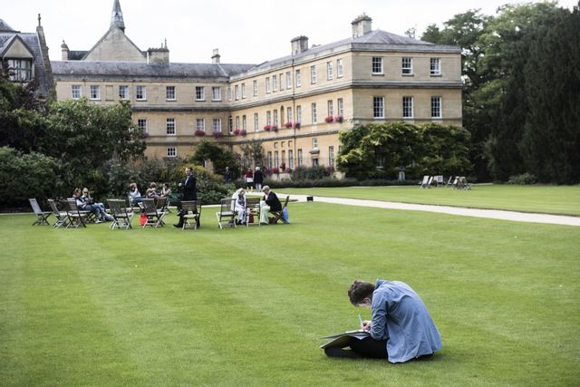 Universitetet i Oxford, etta på världsrankningen, består av 38 olika college och staden besöks av nästan en halv miljon turister årligen. Arkivbild. Malin Hoelstad/SvD/TT