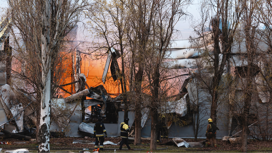 Fabrik i Dnipro. Bilden är tagen den 10 april och har inget med gårkvällens attacker att göra. Foto: Arsen Dzodzaiev/AP/TT
