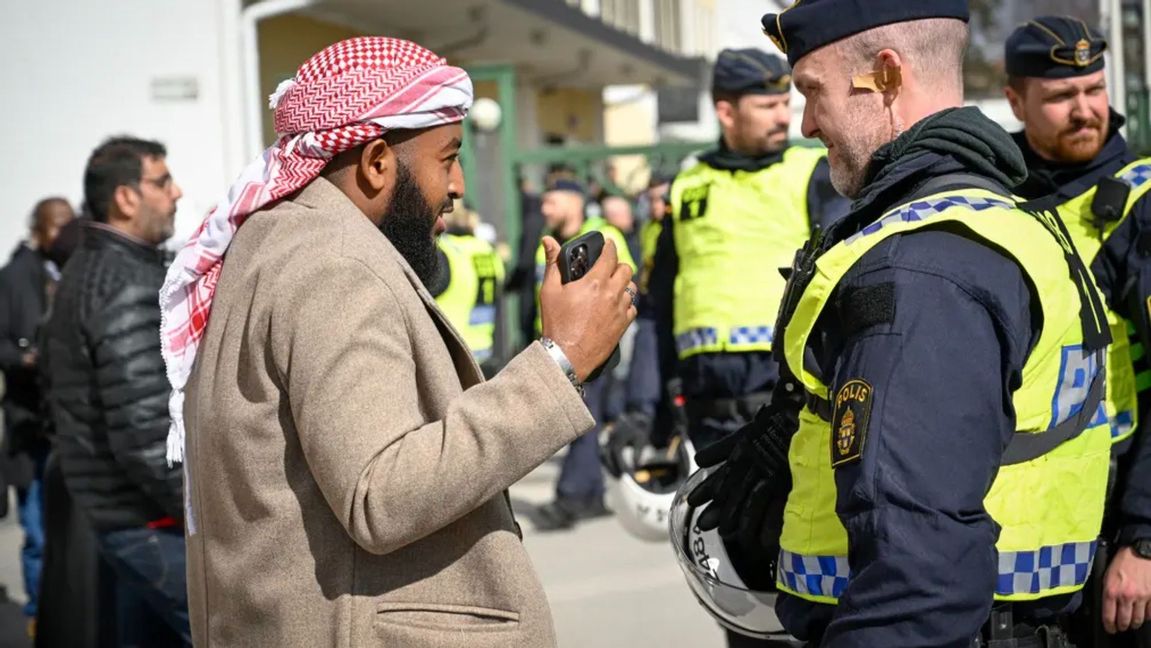 Man i Rinkeby i samtal med polisen i samband med en koranbränning i Rinkeby Foto: Henrik Montgomery/TT