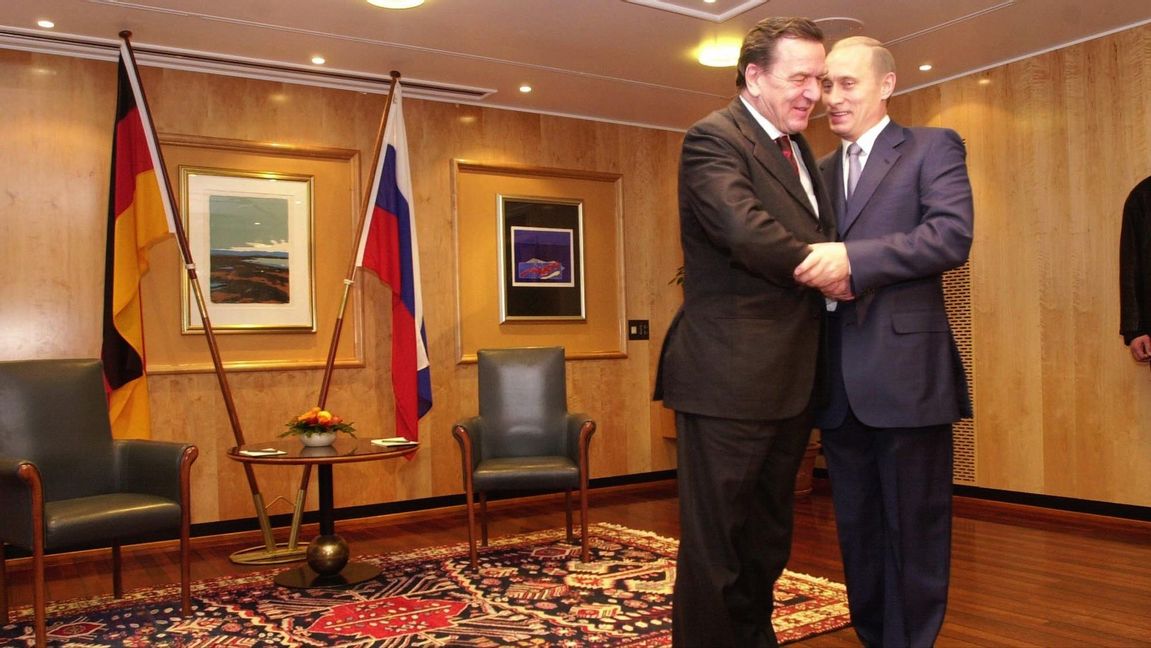 Från ett möte mellan Gerhard Schröder och Vladimir Putin 2002. Foto: Cornelius Poppe/NTB/TT