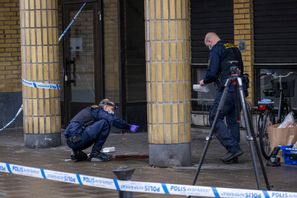 En misstänkt brottsplats undersöks av tekniker. Foto: Johan Nilsson/TT