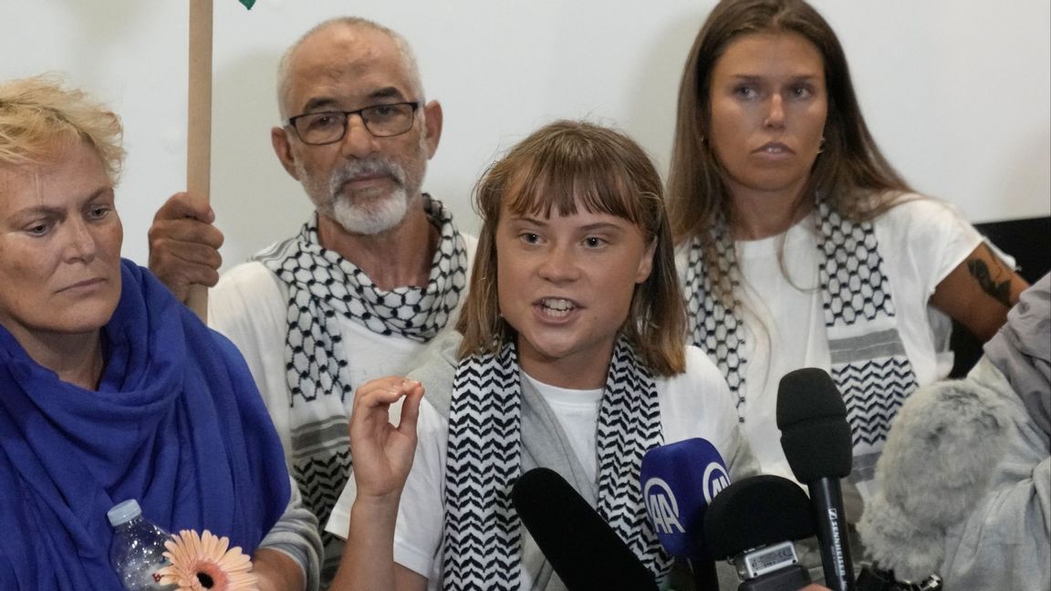 Klimataktivisten Greta Thunberg har landat i Aten. Foto: Petros Giannakouris/AP/TT