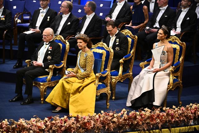 Kung Carl Gustaf, drottning Silvia, kronprinsessan Victoria och prins Daniel vid årets Nobelprisutdelning. Foto: Anders Wiklund/TT