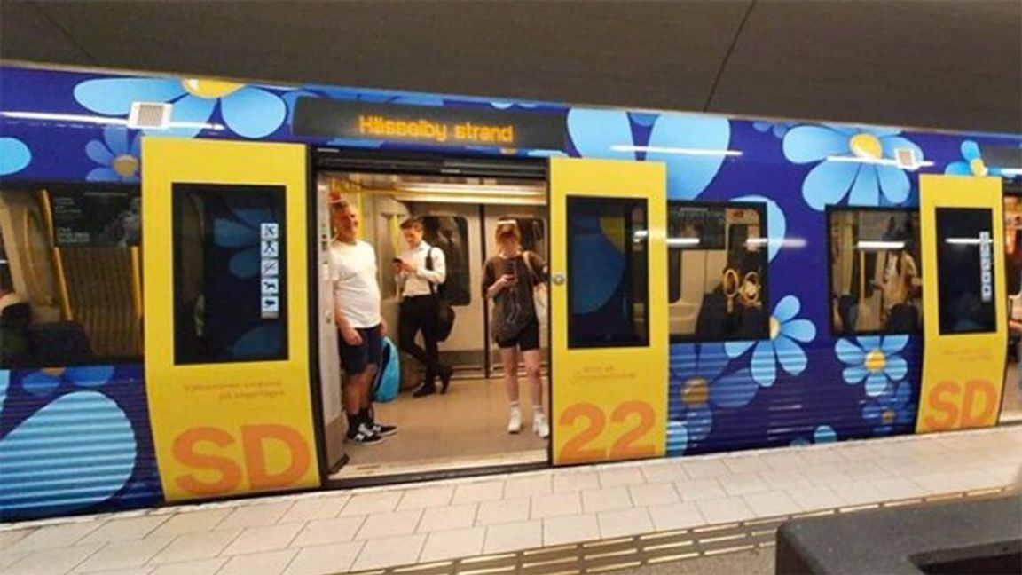 Sverigedemokraternas folierade tunnelbanetåg. Foto: Skärmdump Twitter