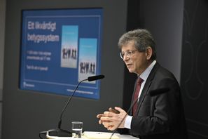 Utredaren Magnus Henrekson under den pressträff där betygsutredningens förslag presenterades på onsdagen. Pontus Lundahl/TT