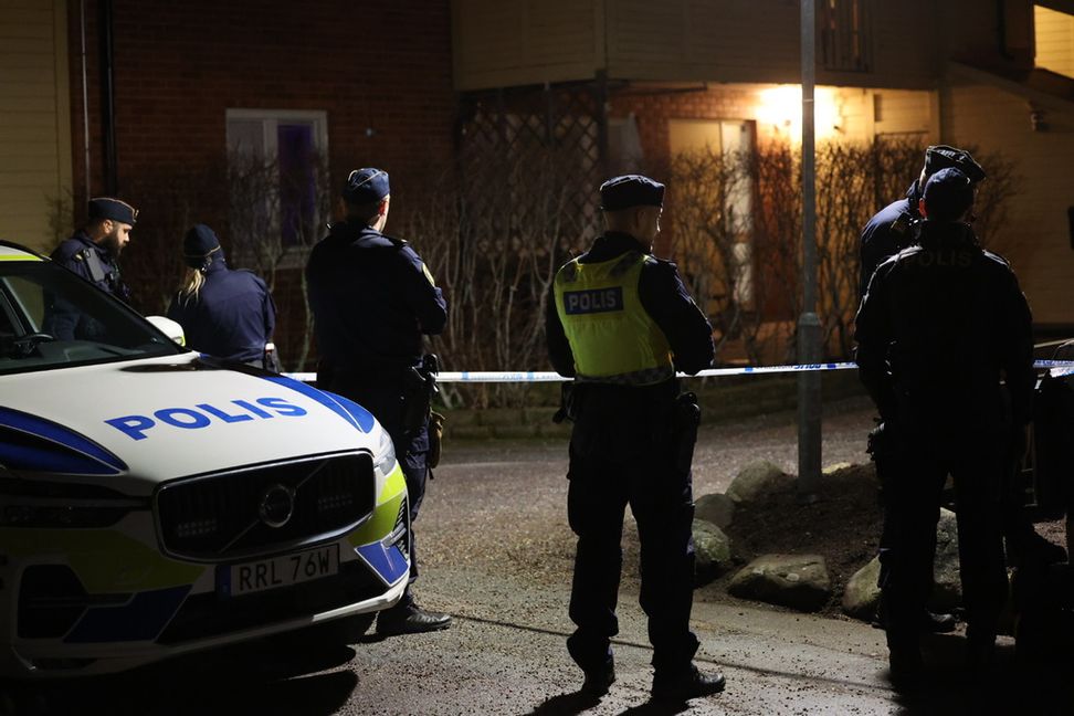 Polis arbetar på platsen, ingen person har skadats. Blåljusbilder/TT