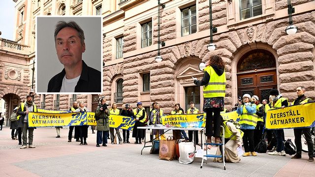 Pontus Bergendahl och aktivister från Återställ Våtmarker utanför Riksdagen. Foto: Pressbild/Samuel Steén/TT