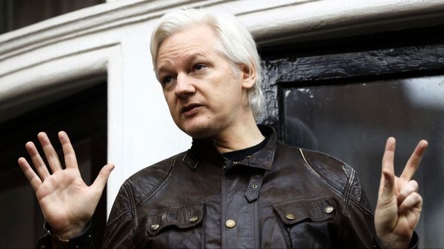 Julian Assange utanför Ecuadors ambassad i London 2017. Frank Augstein/AP/TT