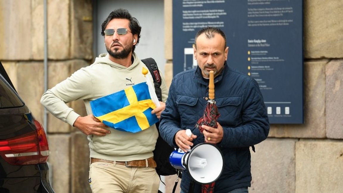 Salwan Momika och Salwan Najem utanför riksdagshuset igår, måndag. Foto: Oscar Olsson/TT