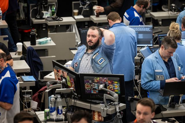 Ledande aktiemarknader pekar kraftigt nedåt i förhandeln. Foto: Ashlee Rezin/AP/TT