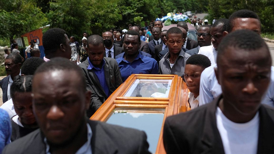 The coffin with the body of Baptist church minister Andre Tessono, who was killed during the 7.2 magnitude earthquake that hit the area 8 days ago, is carried to the cemetery during his funeral in the Picot neighborhood in Les Cayes, Haiti, Sunday, Aug. 22, 2021. Photo: Matias Delacroix/AP/TT