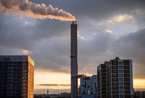 Rök från skorstenen på Heleneholmsverket i Malmö. Arkivbild. Foto: Johan Nilsson/TT